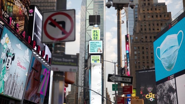 Am Times Square in New York weisen elektronische Plakatwände auf Hygiene- und Abstandsregeln hin. Am Times Square in New York weisen elektronische Plakatwände auf Hygiene- und Abstandsregeln hin.