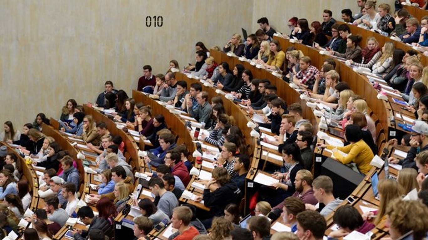 Studierende der Georg-August-Universität in Göttingen sitzen im Zentralen Hörsaalgebäude (ZHG).
