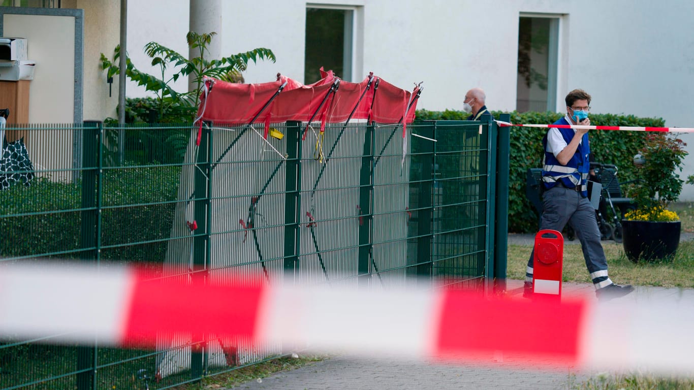 Ein Sichtschutz vor dem Tatort in Mainz-Gonsenheim: Ein Polizist gab mehrere Schüsse auf einen 57-jährigen Angreifer ab.