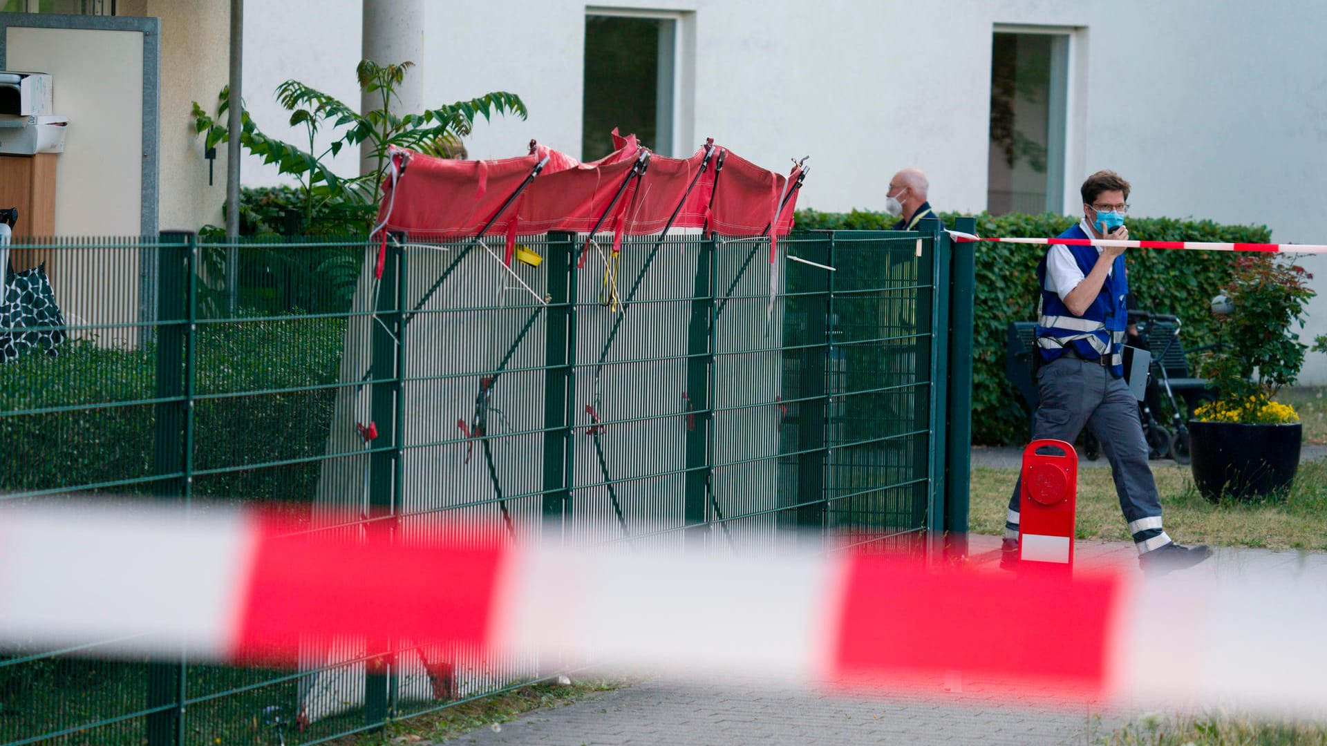 Ein Sichtschutz vor dem Tatort in Mainz-Gonsenheim: Ein Polizist gab mehrere Schüsse auf einen 57-jährigen Angreifer ab. Ein Sichtschutz vor dem Tatort in Mainz-Gonsenheim: Ein Polizist gab mehrere Schüsse auf einen 57-jährigen Angreifer ab.