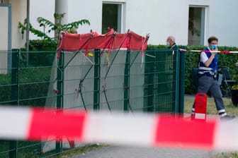 Ein Sichtschutz vor dem Tatort in Mainz-Gonsenheim: Ein Polizist gab mehrere Schüsse auf einen 57-jährigen Angreifer ab.