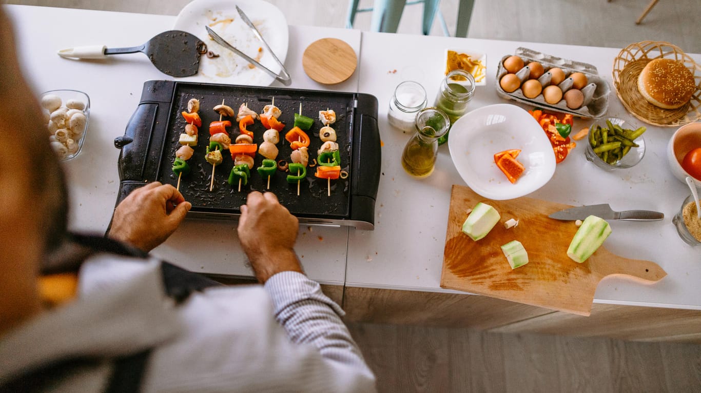 Fleisch und Gemüse lassen sich auch sehr gut mit elektrischen Grills zubereiten – das bestätigt der aktuelle Test der Stiftung Warentest.
