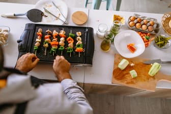 Fleisch und Gemüse lassen sich auch sehr gut mit elektrischen Grills zubereiten – das bestätigt der aktuelle Test der Stiftung Warentest.