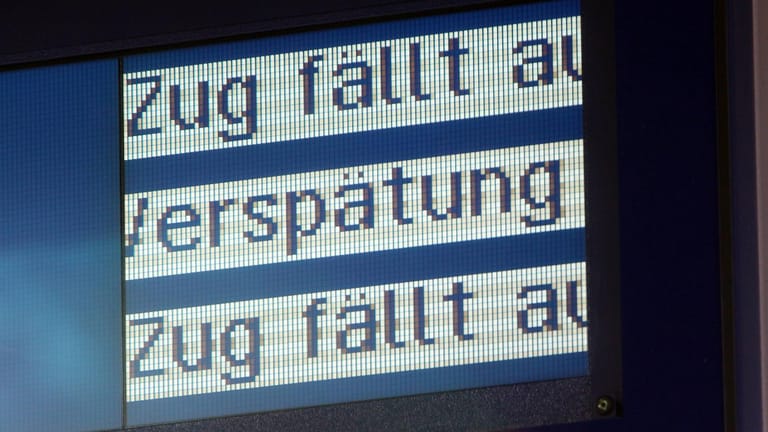 Anzeigetafel am Frankfurt Flughafen Fernbahnhof: Er zählte 2018 zu den drei Bahnhöfen mit den meisten Verspätungen und Zugausfällen.