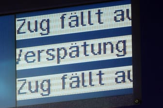 Anzeigetafel am Frankfurt Flughafen Fernbahnhof: Er zählte 2018 zu den drei Bahnhöfen mit den meisten Verspätungen und Zugausfällen.