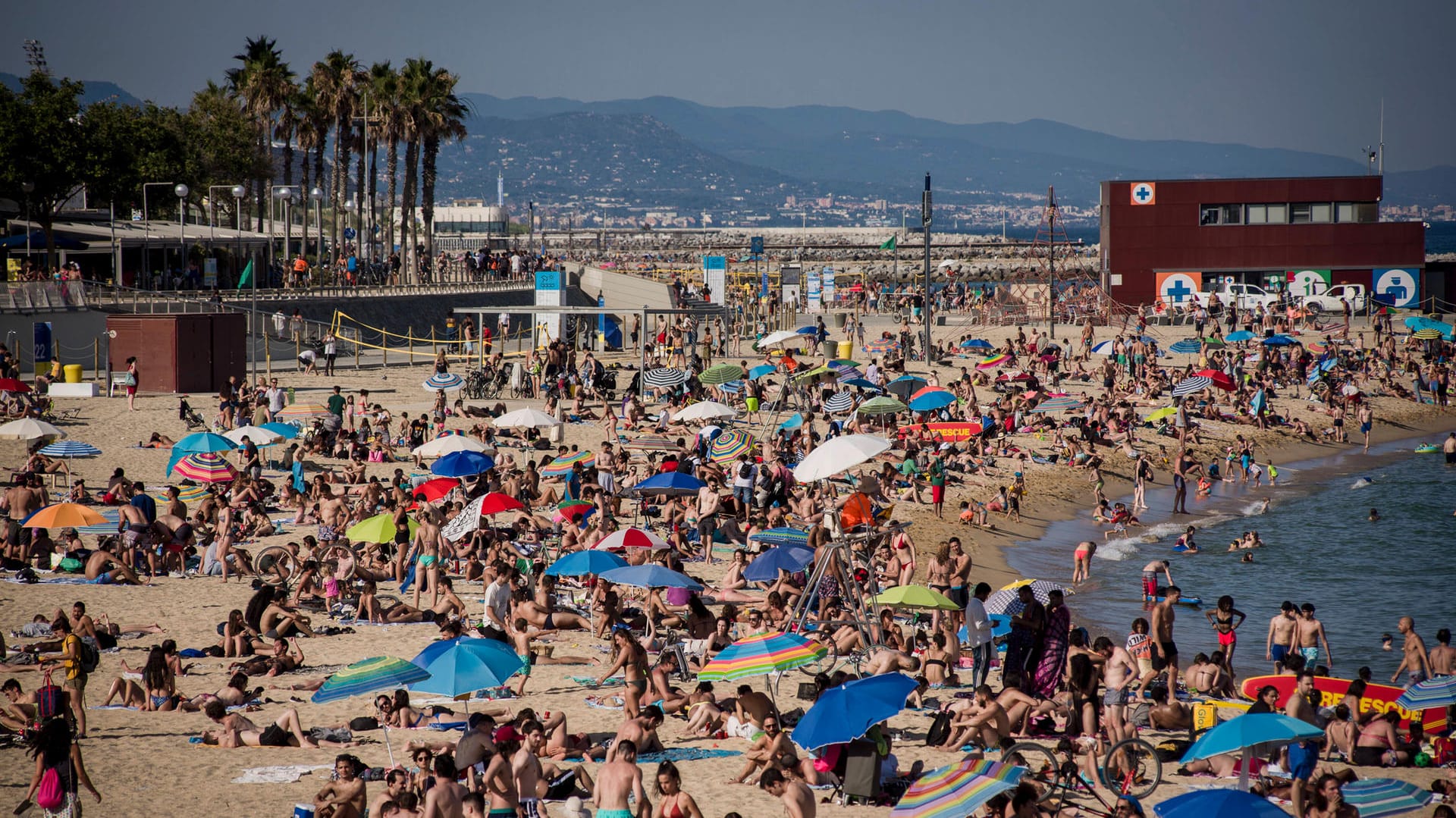 Voller Strand in Barcelona trotz Pandemie: Ob auch hier die Maskenpflicht gilt, ist noch unklar.