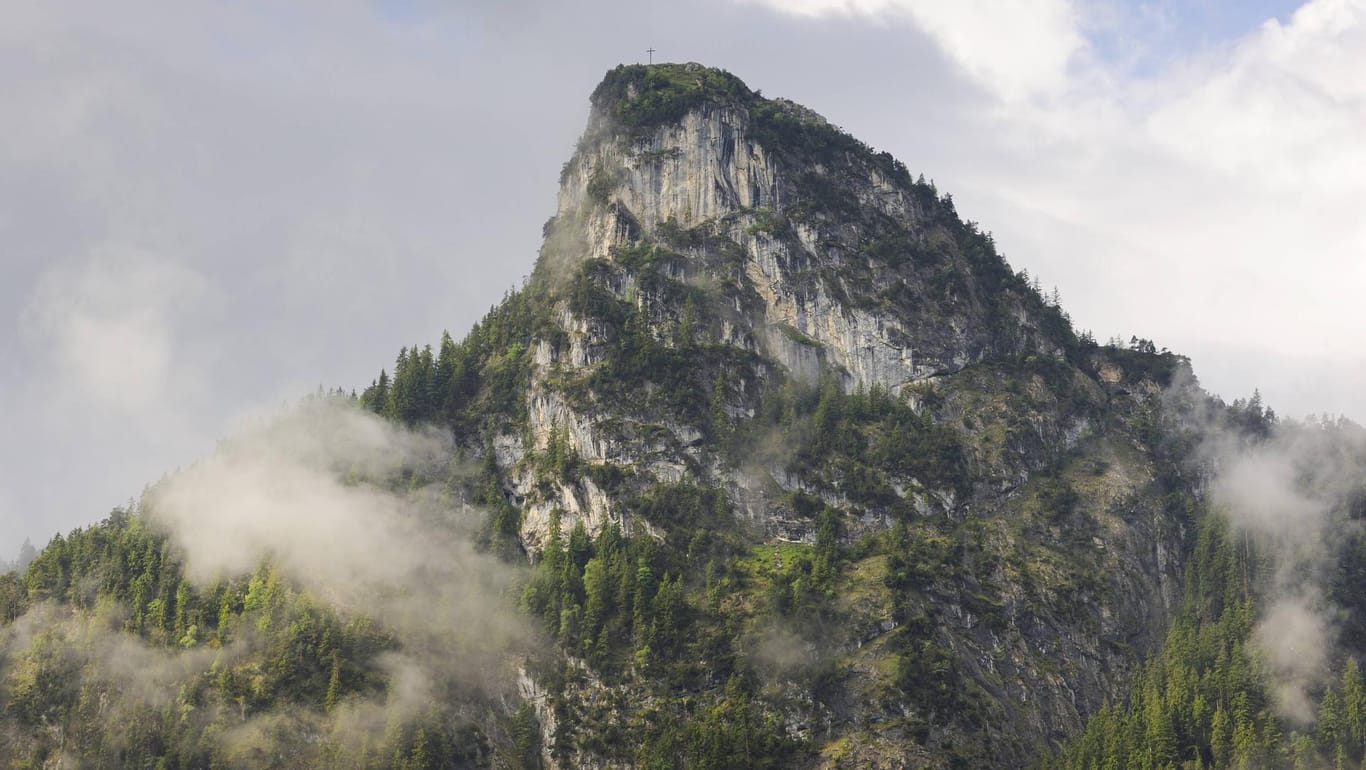Blick auf den Kofel, den Hausberg von Oberammergau: Kurz vor dem Gipfel ist ein Wanderer 120 Meter tief in den Tod gestürzt.