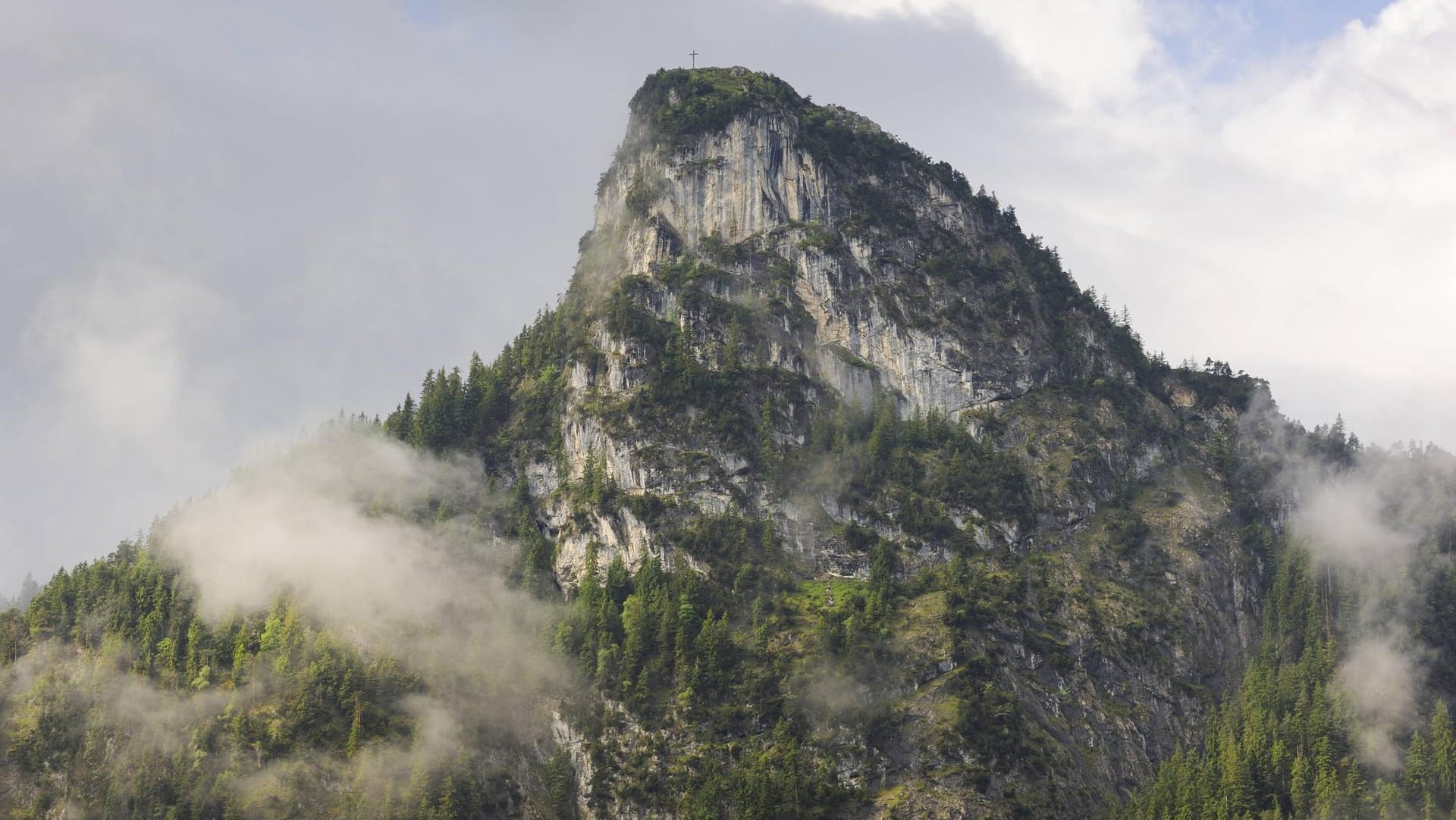 Blick auf den Kofel, den Hausberg von Oberammergau: Kurz vor dem Gipfel ist ein Wanderer 120 Meter tief in den Tod gestürzt. Blick auf den Kofel, den Hausberg von Oberammergau: Kurz vor dem Gipfel ist ein Wanderer 120 Meter tief in den Tod gestürzt.