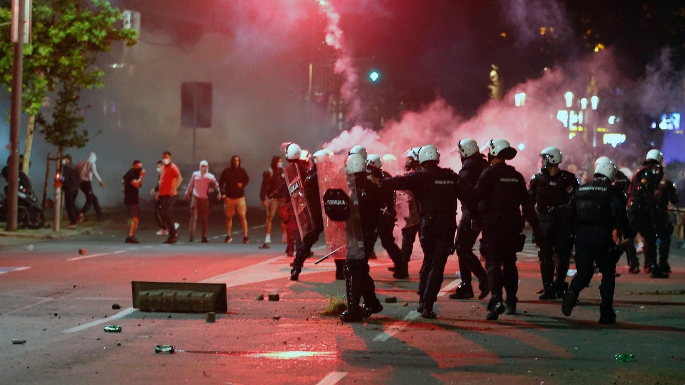 Belgrad: Polizisten stoßen mit Demonstranten zusammen. Sie protestieren gegen das Regime und den Umgang mit der Corona-Krise.