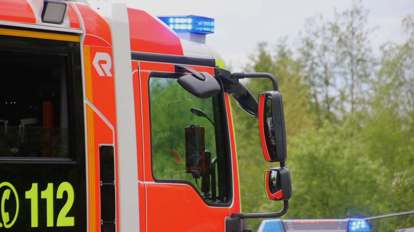 Ein Feuerwehrwagen mit Blaulicht (Symbolbild): Zu einem Großeinsatz ist am Mittwoch die Feuerwehr in Düsseldorf ausgerückt.