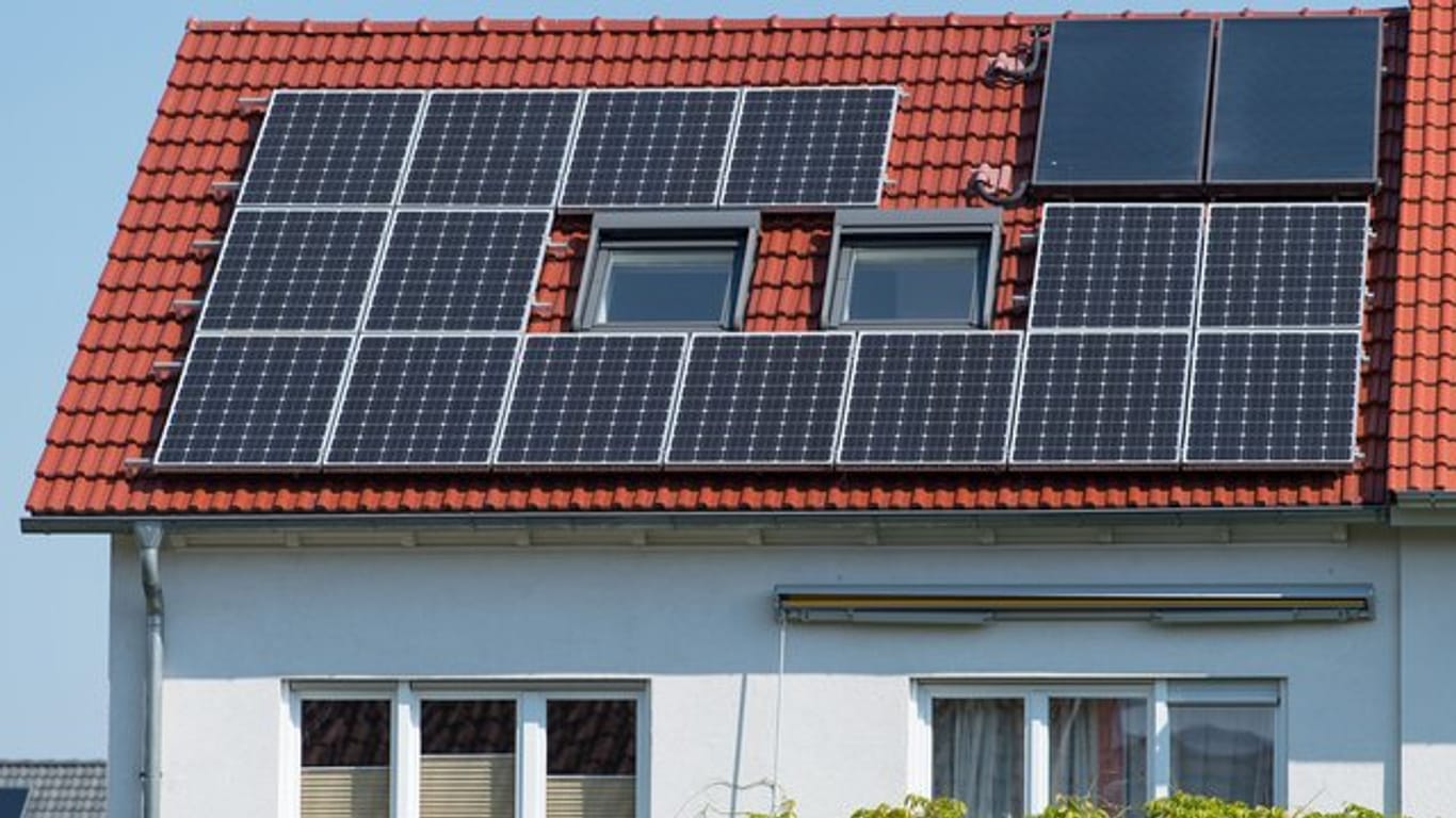 Gerade wer Solarthermie- und Photovoltaikzellen gleichermaßen auf seinem Dach haben möchte, kann ein Platzproblem bekommen.