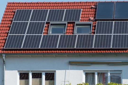 Gerade wer Solarthermie- und Photovoltaikzellen gleichermaßen auf seinem Dach haben möchte, kann ein Platzproblem bekommen.