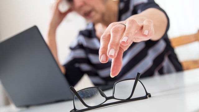 Im Alter lässt die Sehleistung nach: Wer viel vor dem PC sitzt, braucht unter Umständen eine Bildschirmbrille.