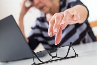 Im Alter lässt die Sehleistung nach: Wer viel vor dem PC sitzt, braucht unter Umständen eine Bildschirmbrille.