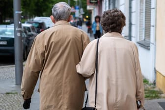 Älteres Ehepaar (Symbolbild): Viele Lebensversicherungen haben große Probleme.