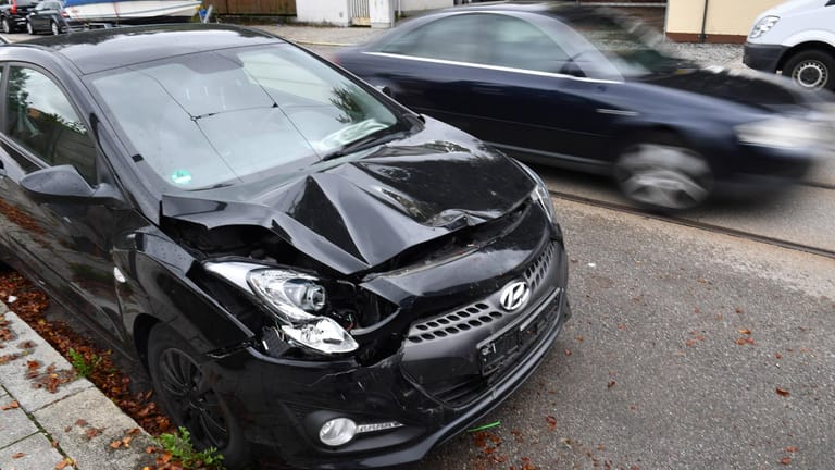 Ein ramponiertes Auto steht am Straßenrand: War der Fahrer beruflich unterwegs, kann er die Kosten für den Unfall bei der Steuer angeben.