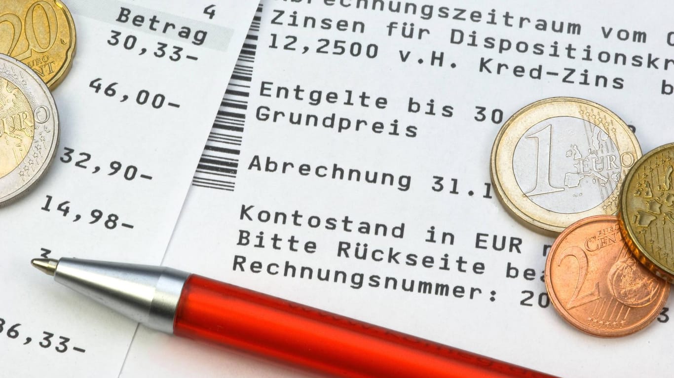Ein Kontoauszug zeigt die Kontogebühren: Das Finanzamt erkennt pauschal 16 Euro an.