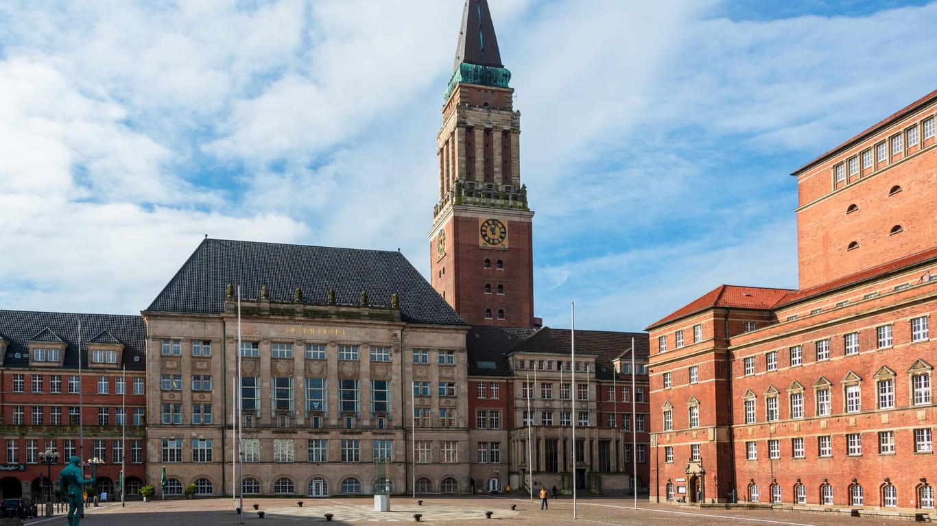 Blick auf das Rathaus in Kiel: Nach einer Corona-Pause soll dort wieder in den normalen Bürgerservice zurückgekehrt werden.