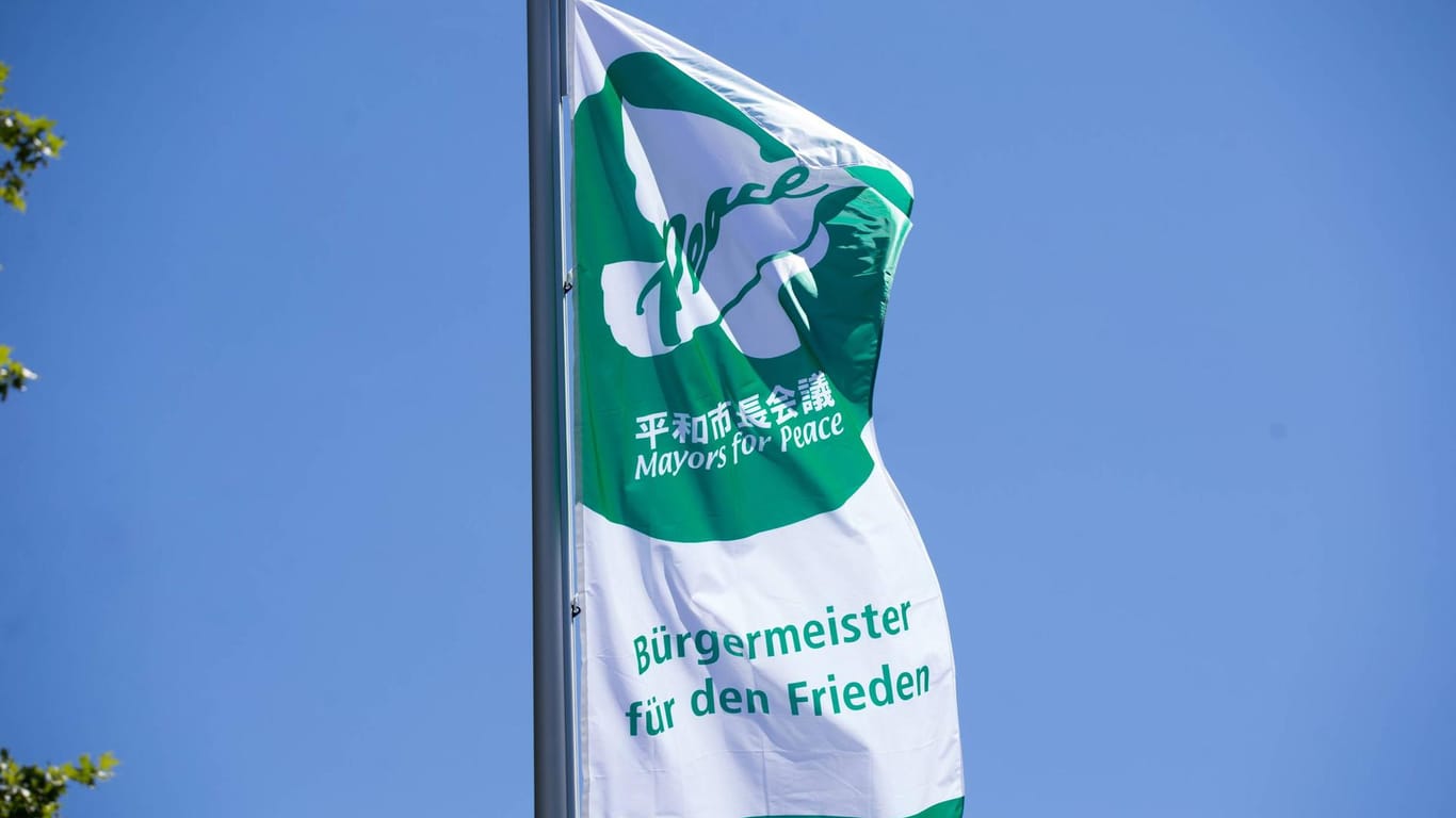 Eine Flagge der Organisation "Mayors for Peace" weht im Wind: Auch die Stadt Bonn ist Teil des Bündnisses für eine Welt ohne Atomwaffen.