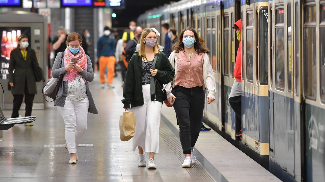 Passanten mit Schutzmasken in der Münchner U-Bahn: Die Bundesländer wollen die bestehenden Regeln beibehalten. Die große Mehrheit der Bundesbürger findet das gut.