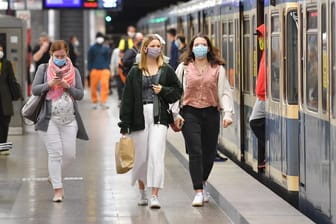 Passanten mit Schutzmasken in der Münchner U-Bahn: Die Bundesländer wollen die bestehenden Regeln beibehalten. Die große Mehrheit der Bundesbürger findet das gut.