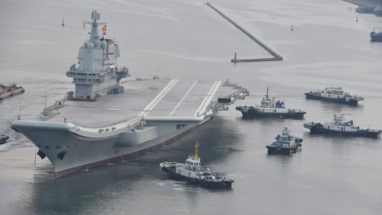 China: 2019 stellte das Land seinen ersten selbst gebauten Flugzeugträger in Dienst.