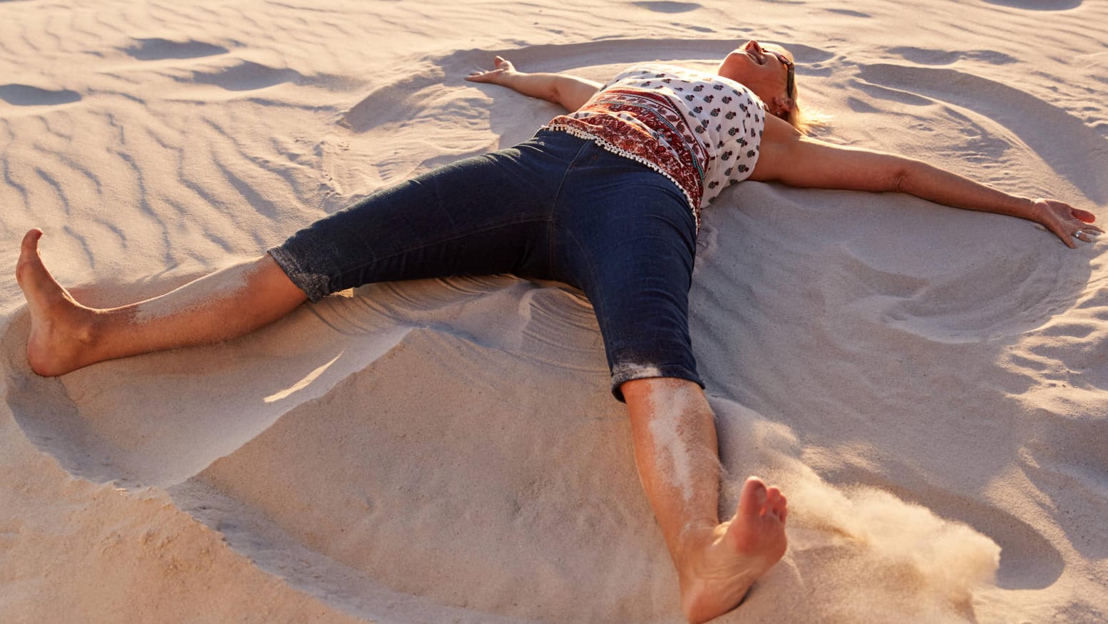 Erholung am Strand (Symbolbild): In Bayern haben Beschäftigte am häufigsten frei.