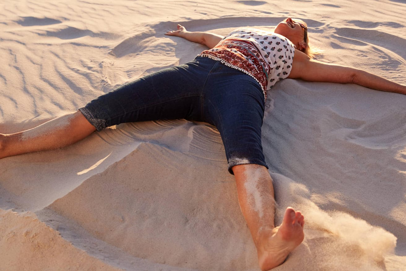 Erholung am Strand (Symbolbild): In Bayern haben Beschäftigte am häufigsten frei.