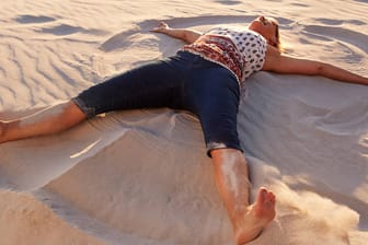 Erholung am Strand (Symbolbild): In Bayern haben Beschäftigte am häufigsten frei.