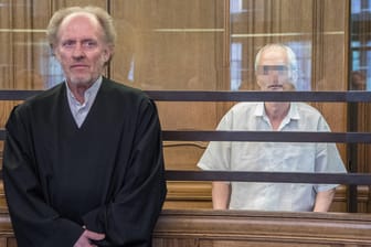 Der Angeklagte Gregor S. (57) und sein Verteidiger: S. ist wegen Mordes an Fritz von Weizsäcker zu einer langen Freiheitsstrafe verurteilt worden.