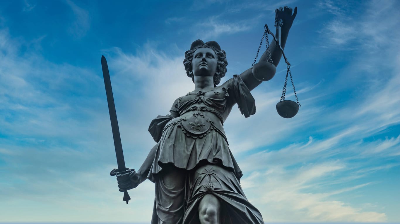 Eine Justitia-Statue (Symbolbild): Ein Wolfsburger Drogenhändler ist zu einer Freiheitsstrafe von acht Jahren verurteilt worden.