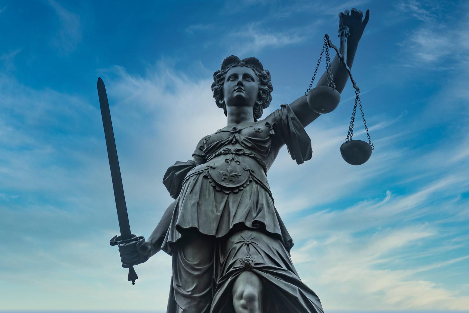 Eine Justitia-Statue (Symbolbild): Ein Wolfsburger Drogenhändler ist zu einer Freiheitsstrafe von acht Jahren verurteilt worden.