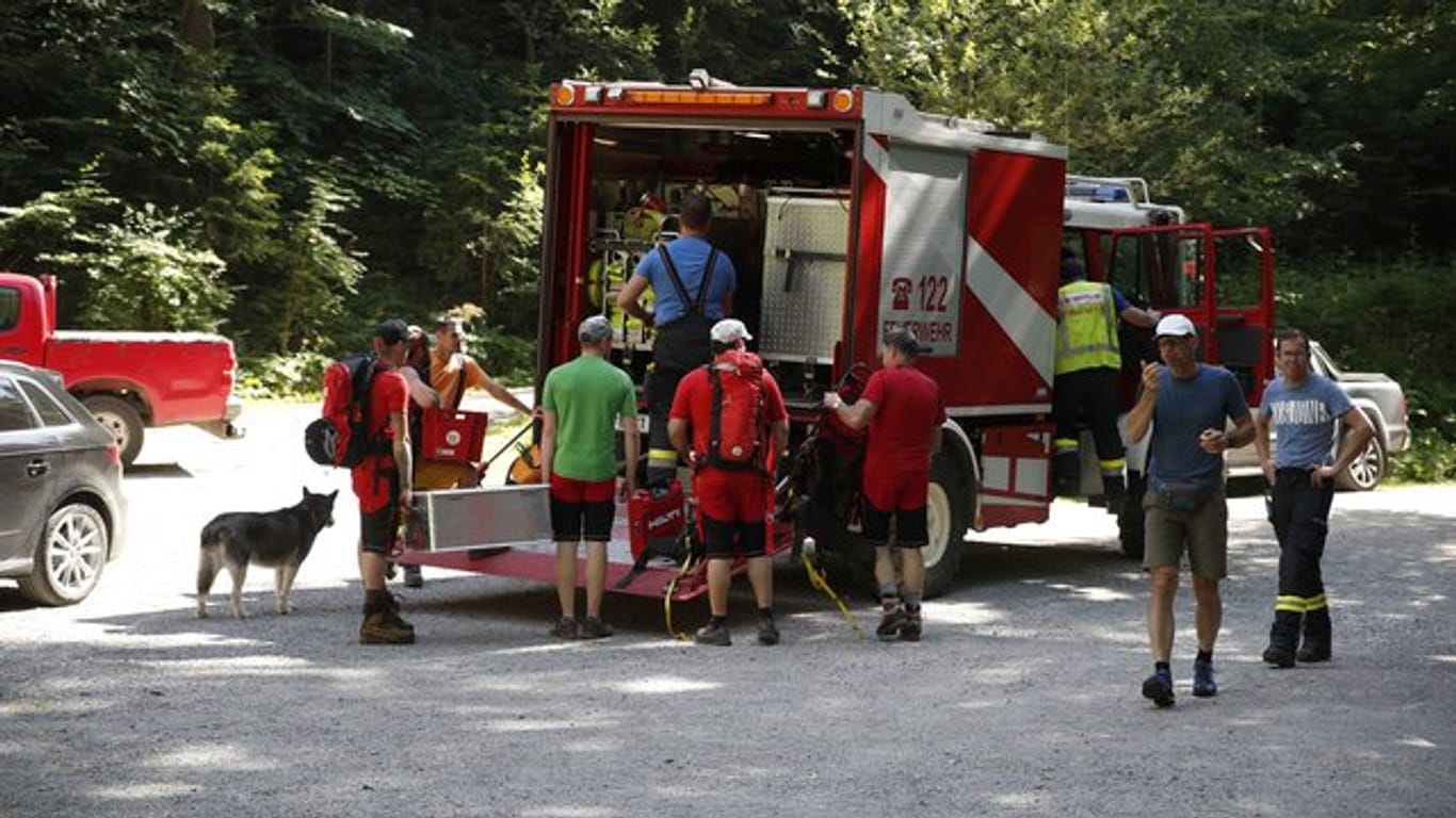 Rettungskräfte bereiten sich auf den Weg zur Unfallstelle an der Bärenschützklamm vor.