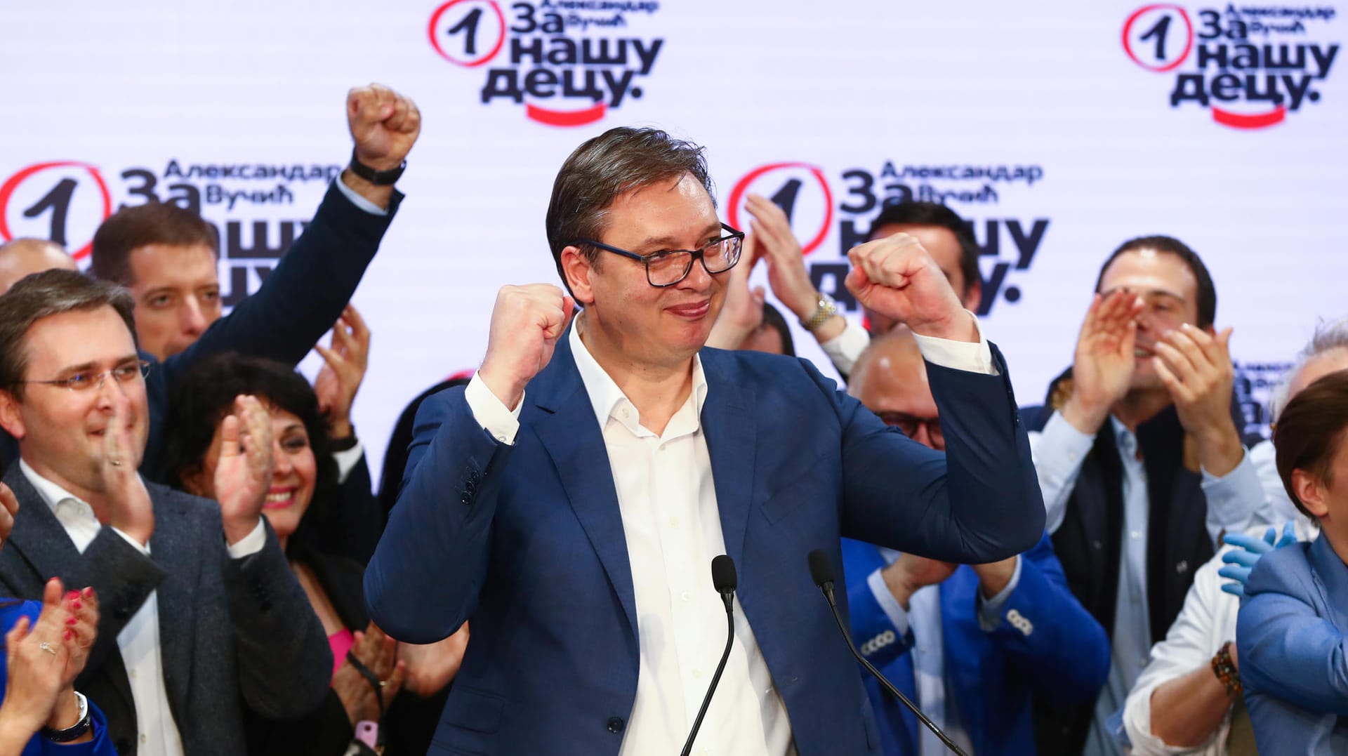 In Jubellaune: Präsident Aleksandar Vucic feiert mit Anhängern nach dem haushohen Sieg seiner rechts-konservativen Partei bein den Wahlen im Juni.