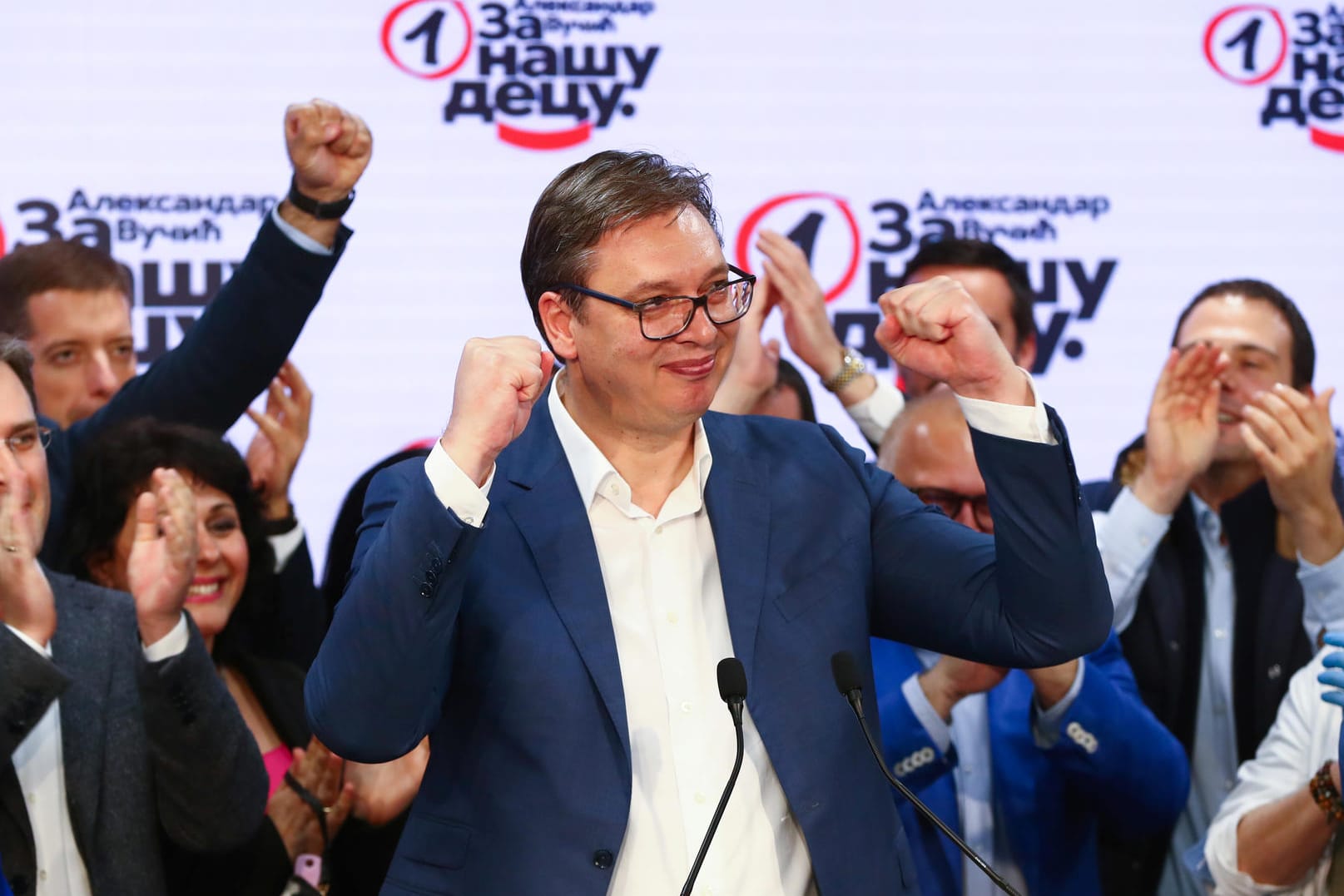 In Jubellaune: Präsident Aleksandar Vucic feiert mit Anhängern nach dem haushohen Sieg seiner rechts-konservativen Partei bein den Wahlen im Juni.