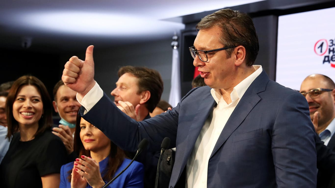 Seine Partei bleibt an der Macht: Serbiens Präsident Aleksandar Vucic freut sich über starke 63 Prozent.
