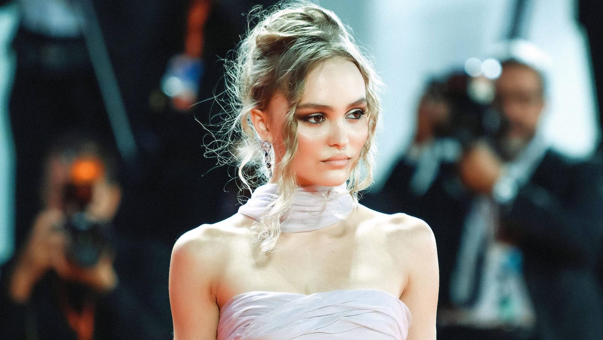 Lily-Rose Depp: Die Tochter von Johnny Depp hatte bereits mit 13 Jahren Drogenerfahrungen gemacht – so gesteht es ihr Vater nun.