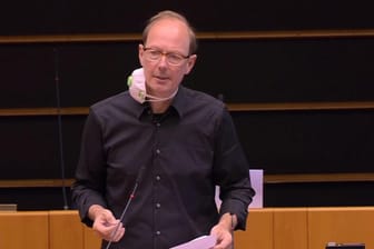 Provokante Stichelei gegen Angela Merkel: Martin Sonneborn lästerte in seinem Beitrag zur Rede der Bundeskanzlerin über "deutsche Führung".