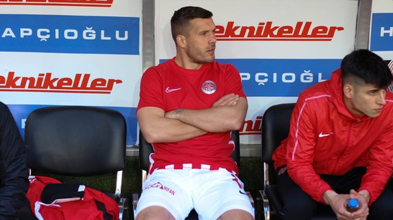 Fehlte seinem Club Antalyaspor beim Spiel in Trabzon: Der am Oberschenkel verletzte Lukas Podolski.