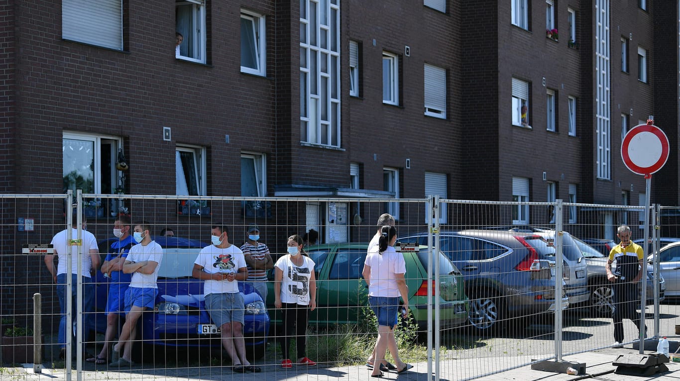 Wohnungen für Arbeiter in Gütersloh: Angestellte von Tönnies stehen vor einem Wohnhaus, alle mussten im Juni in Quarantäne. (Archivbild)