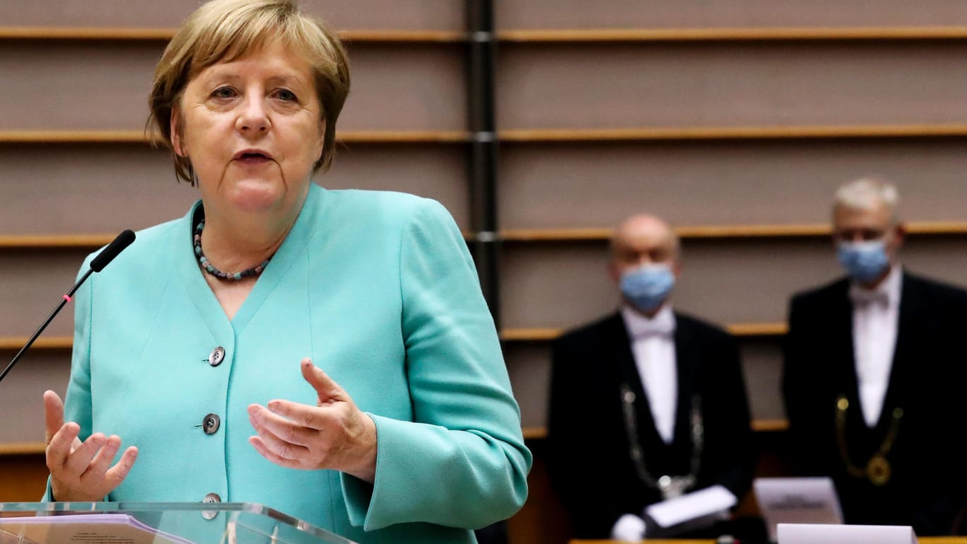 Angela Merkel spricht vor dem EU-Parlament.