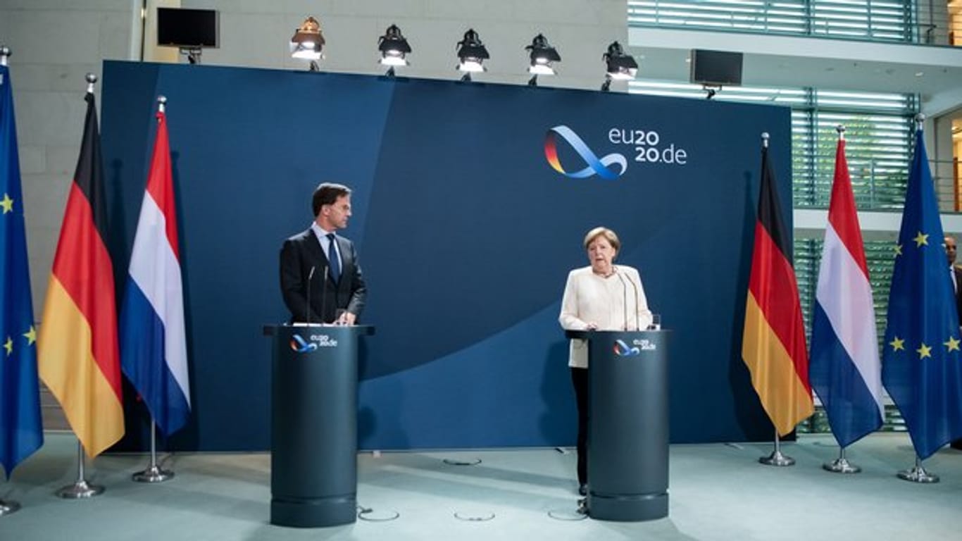 Bundeskanzlerin Angela Merkel und Ministerpräsident Mark Rutte äußern sich bei einer Pressekonferenz vor ihrem Gespräch im Bundeskanzleramt.
