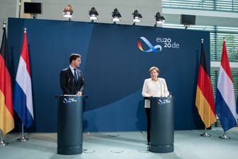 Bundeskanzlerin Angela Merkel und Ministerpräsident Mark Rutte äußern sich bei einer Pressekonferenz vor ihrem Gespräch im Bundeskanzleramt.