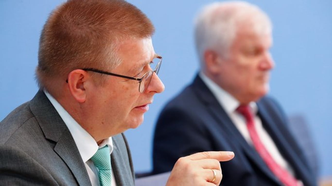 Thomas Haldenwang (l), Präsident des Bundesamts für Verfassungsschutz, und Bundesinnenminister Horst Seehofer stellen in Berlin den Verfassungsschutzbericht 2019 vor.