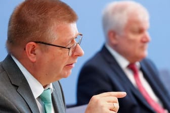 Thomas Haldenwang (l), Präsident des Bundesamts für Verfassungsschutz, und Bundesinnenminister Horst Seehofer stellen in Berlin den Verfassungsschutzbericht 2019 vor.