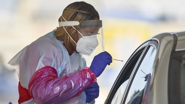 Eine Krankenschwester in Omaha testet einen Patienten auf eine Infizierung. Eine Krankenschwester in Omaha testet einen Patienten auf eine Infizierung.