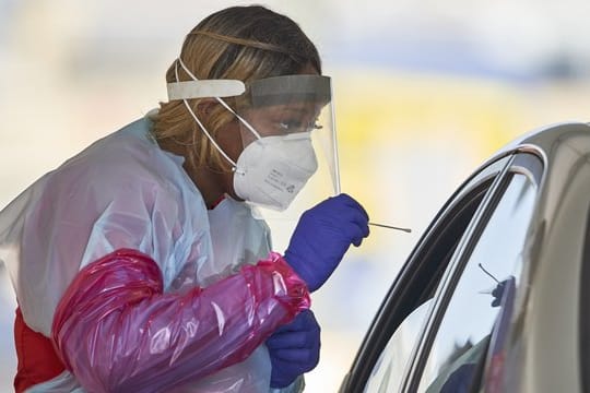Eine Krankenschwester in Omaha testet einen Patienten auf eine Infizierung.