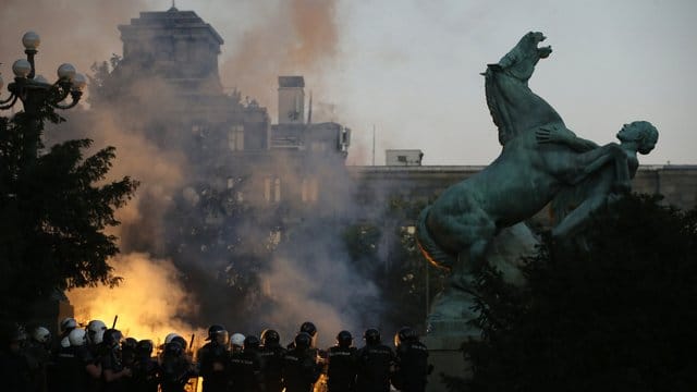 Demonstranten zünden bei einem Zusammenstoß mit Polizisten Fackeln an.