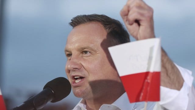 PiS-Präsidentschaftskandidat Andrzej Duda bei einer Wahlkampfveranstaltung im polnischen Lomza. PiS-Präsidentschaftskandidat Andrzej Duda bei einer Wahlkampfveranstaltung im polnischen Lomza.