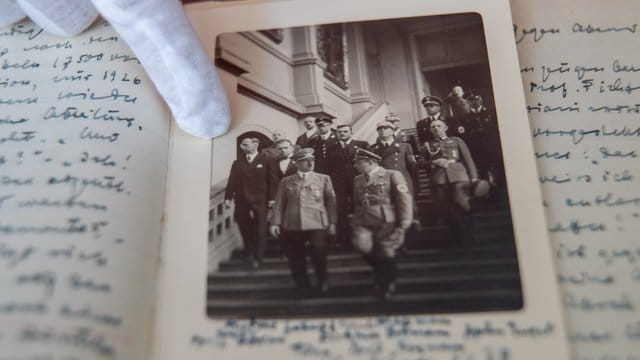 Auf einem historischen Foto ist Hans Posse (l) abgebildet, wie er im Juni 1938 mit Adolf Hitler (M) durch die Dresdner Gemäldegalerie geht. Auf einem historischen Foto ist Hans Posse (l) abgebildet, wie er im Juni 1938 mit Adolf Hitler (M) durch die Dresdner Gemäldegalerie geht.